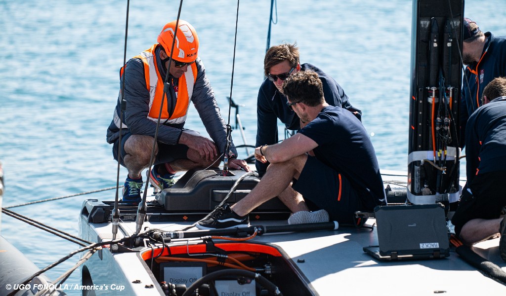 AC37_INEOS_T6_Crew_Palma